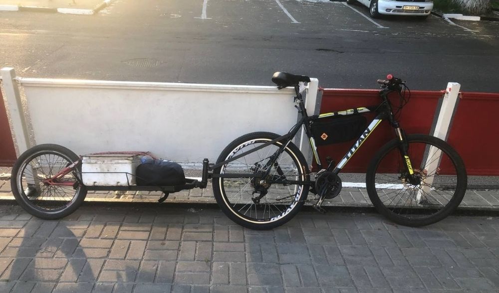 Горный велосипед Titan Raptor с прицепом.