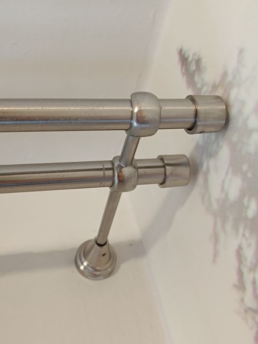 Metalowy karnisz z łącznikiem