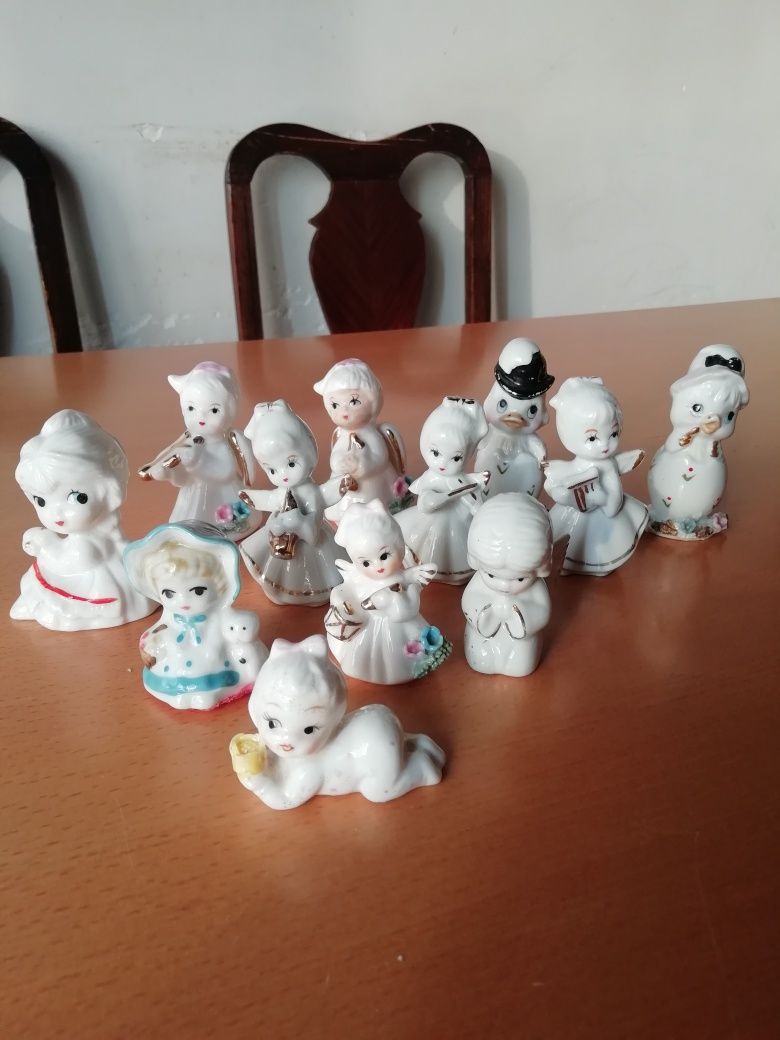 Conjunto de pequenos bonecos em porcelana.
