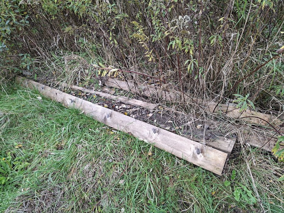 Drewno po budowie i palety