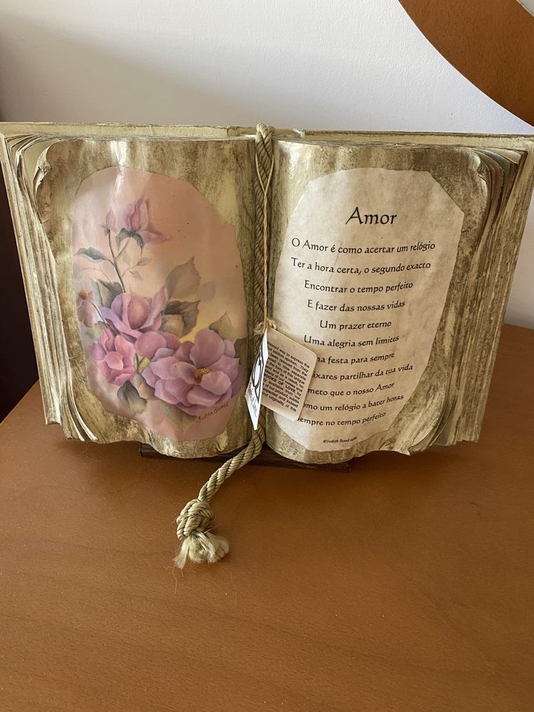 Livro decorativo com suporte