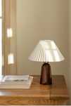Drewniana lampa stołowa