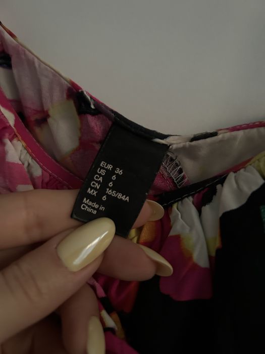 Kolorowa sukienka na jedno ramie H&M