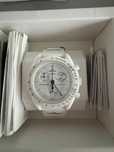 Ekskluzywny SO33W700 Omega x Swatch Snoopy：Biały Phase Księżyca