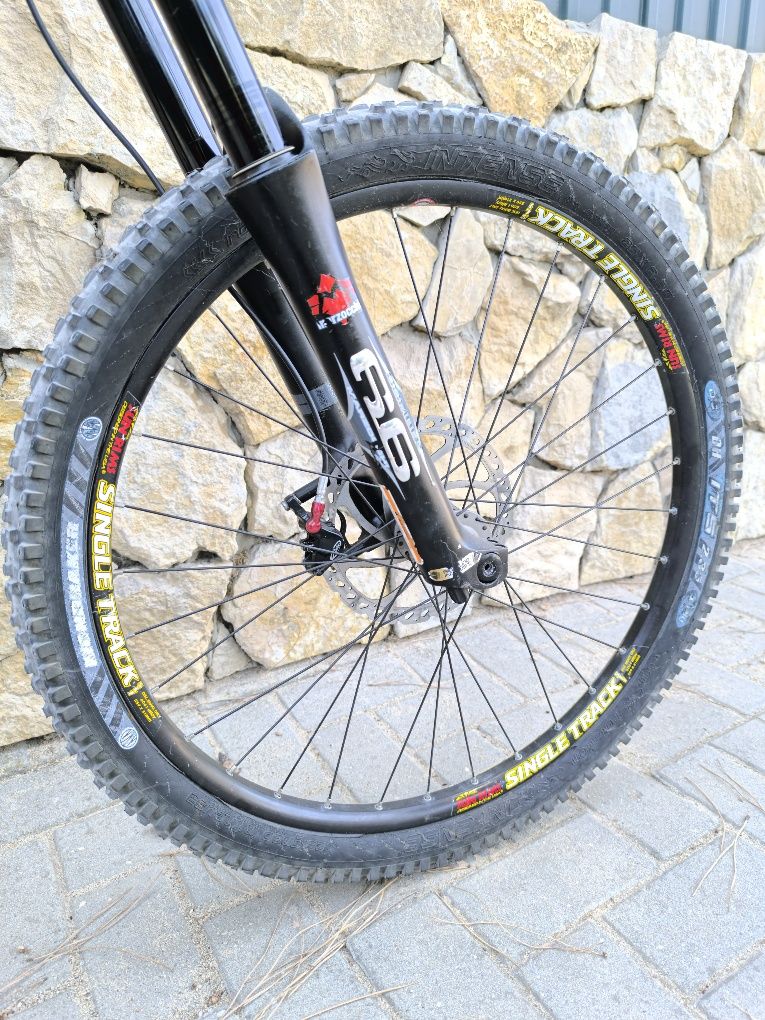 Bicicleta Downhill Mondraker
