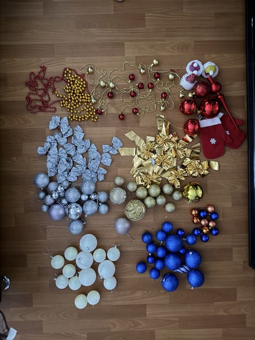 Ялинкові прикраси, ялинкові іграшки, кулі, гірлянди, намиста на ялинку