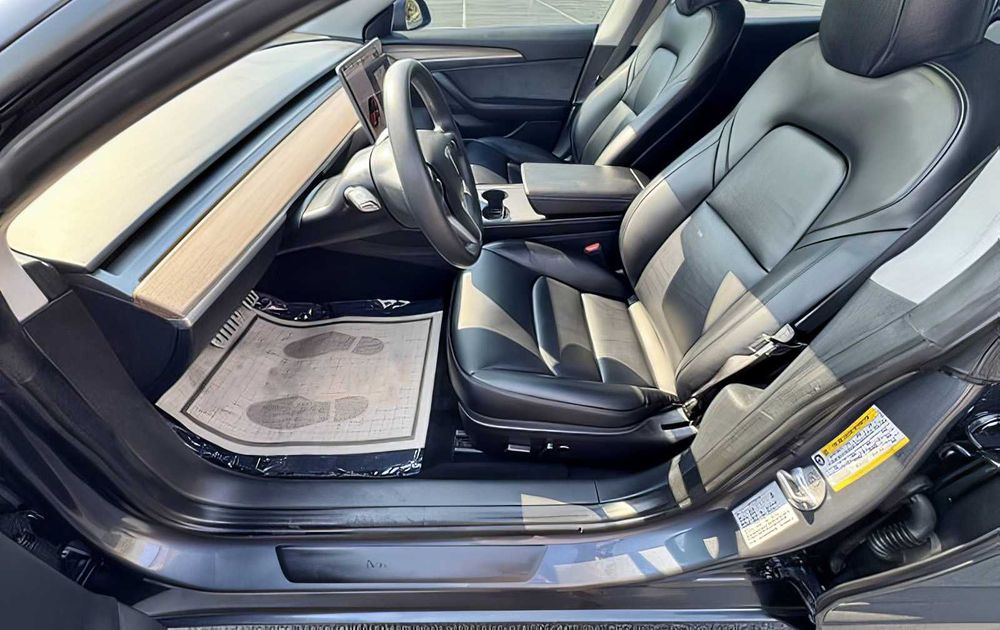 Tesla Model 3      2023