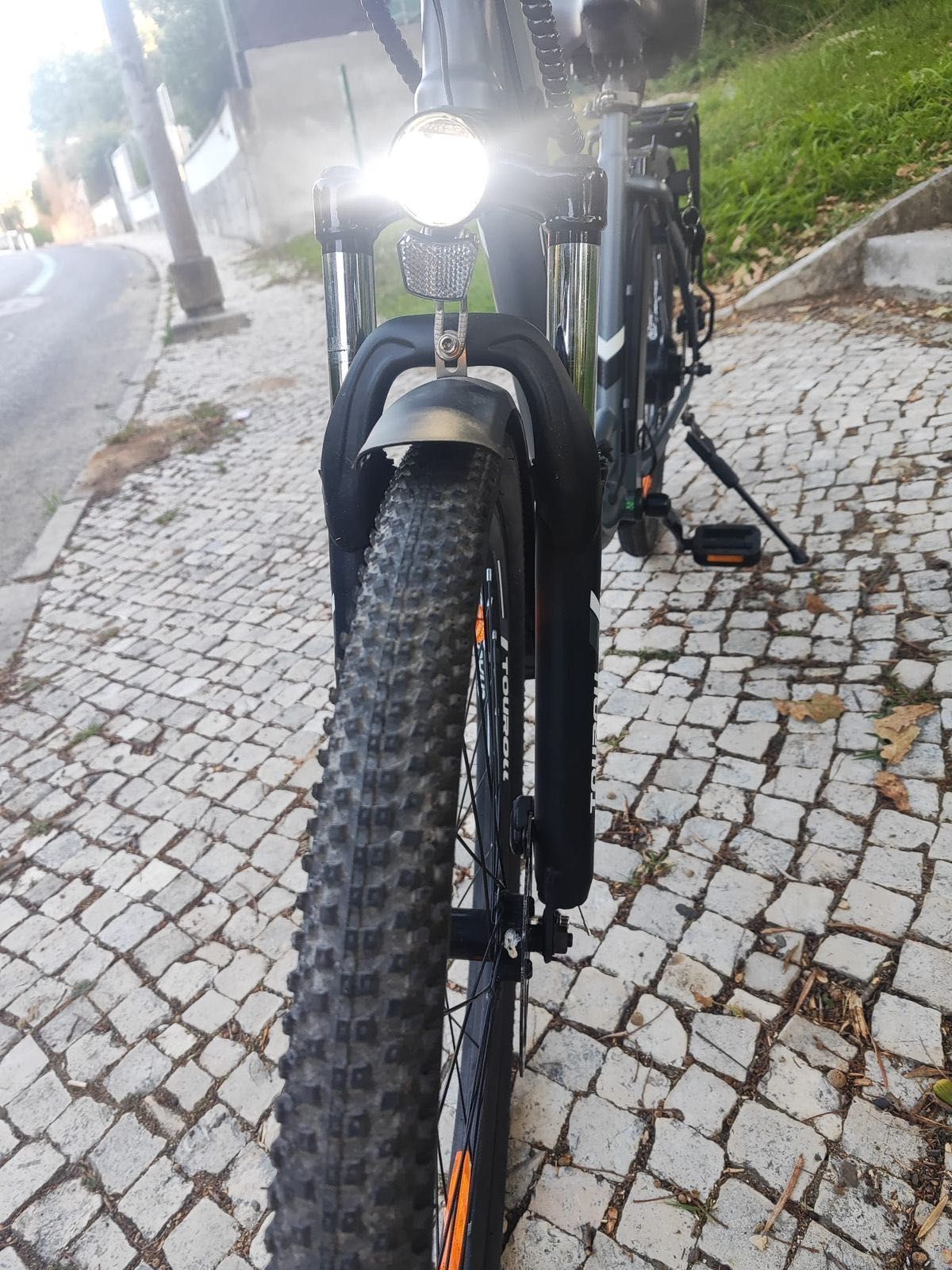 Bicicleta Urbana Elétrica TOUROLL B1 250W 45Nm 15.6Ah