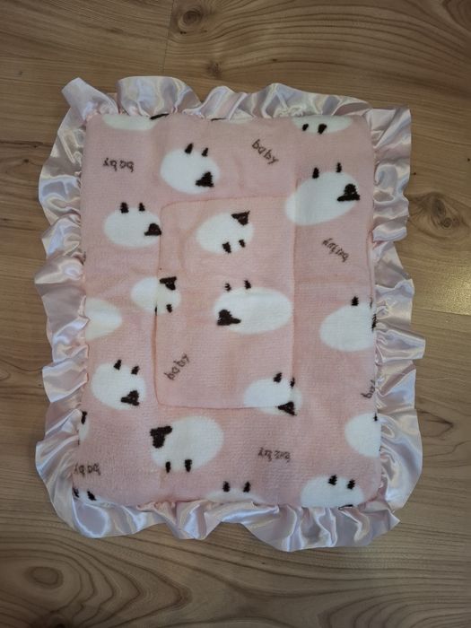 Dwustronne legowisko dla królika z falbanką różowe