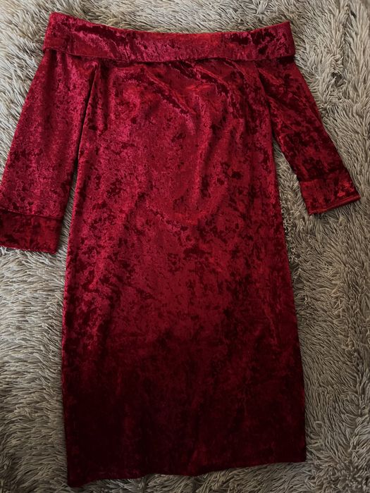 Платье в идеальном состоянии, красиво садится по фигуре.