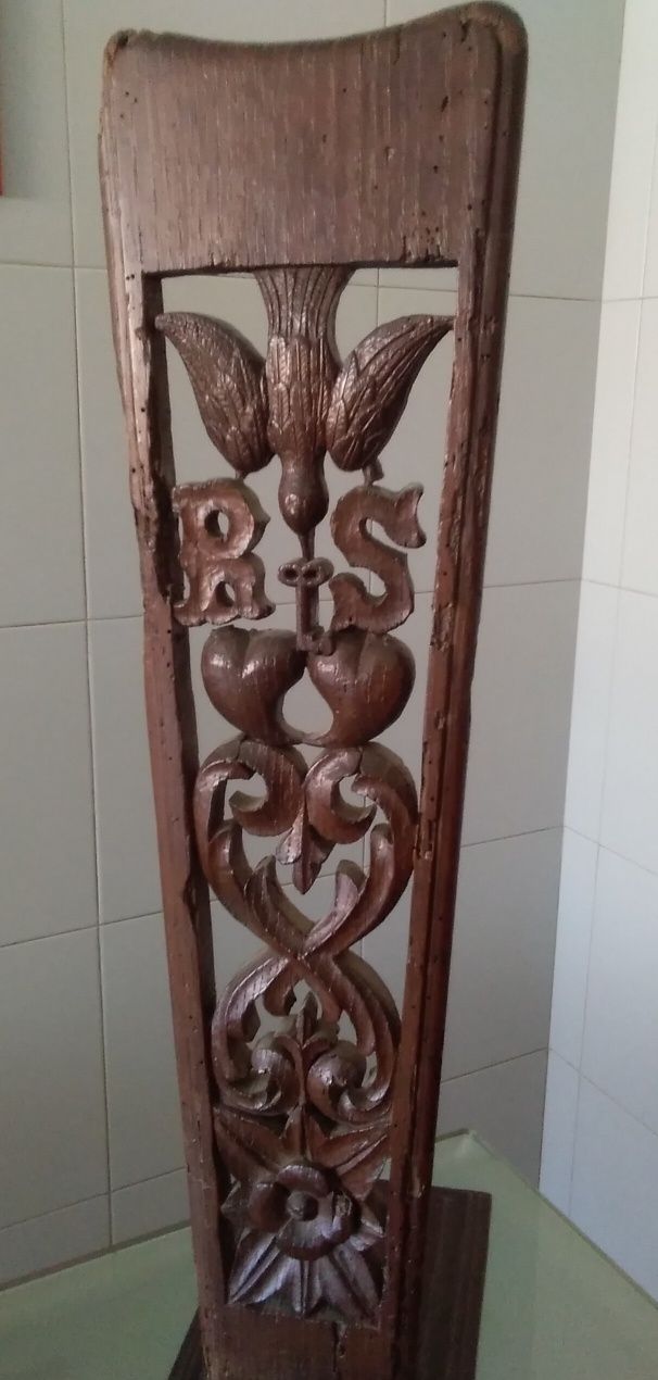 Espedaladouro. Com monograma .
