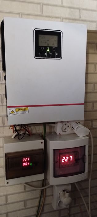 Гібрідний інвертор Esgsolax та батарея.