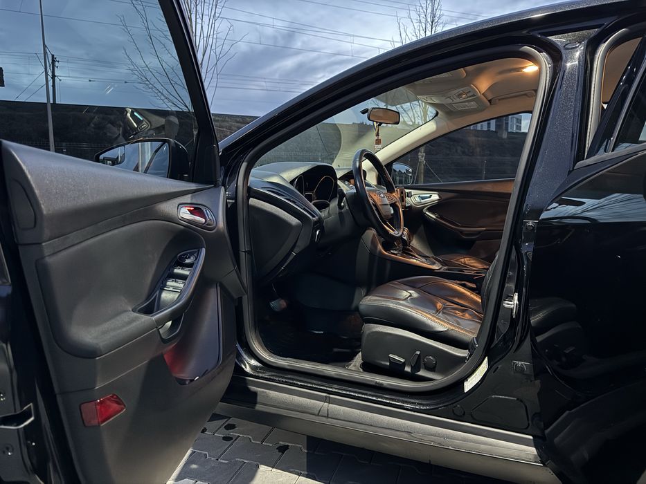 Економний та надійний автомобіль, салон в шкірі