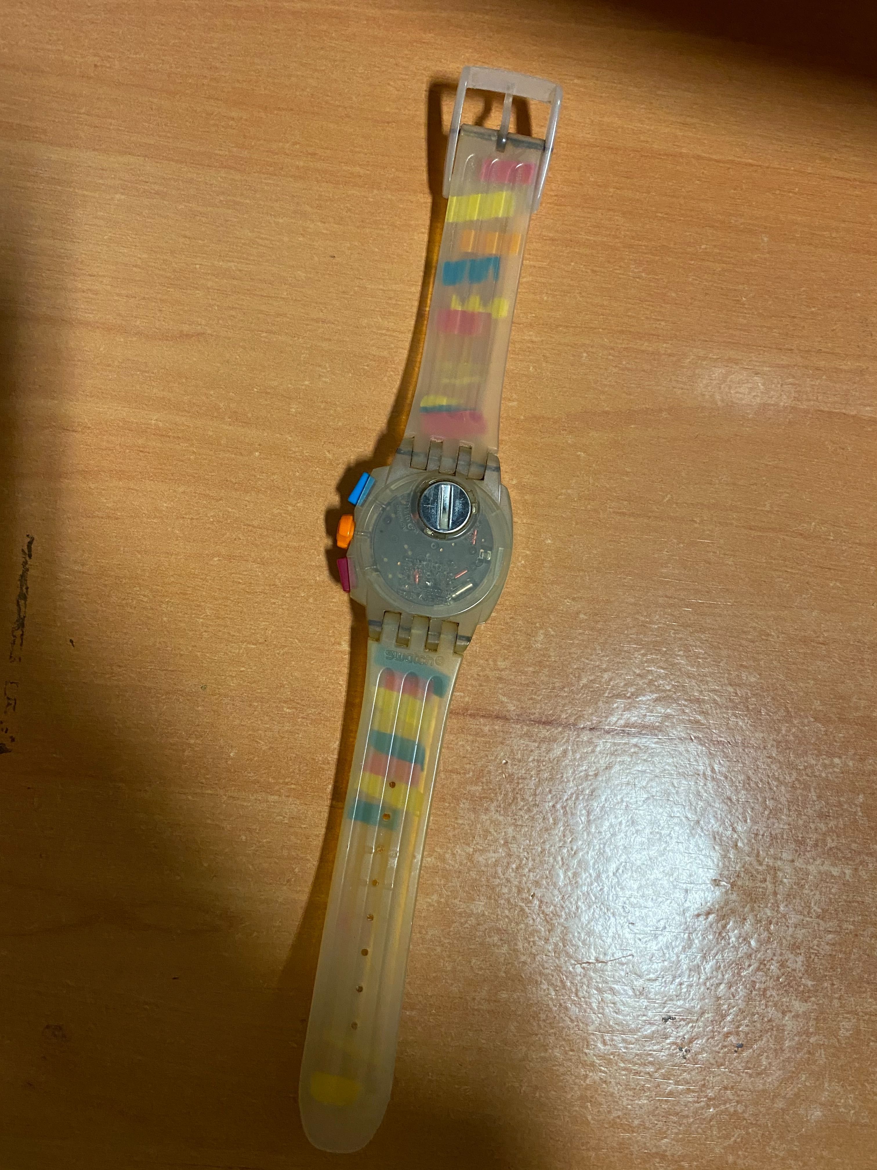 Relógio Swatch colorido