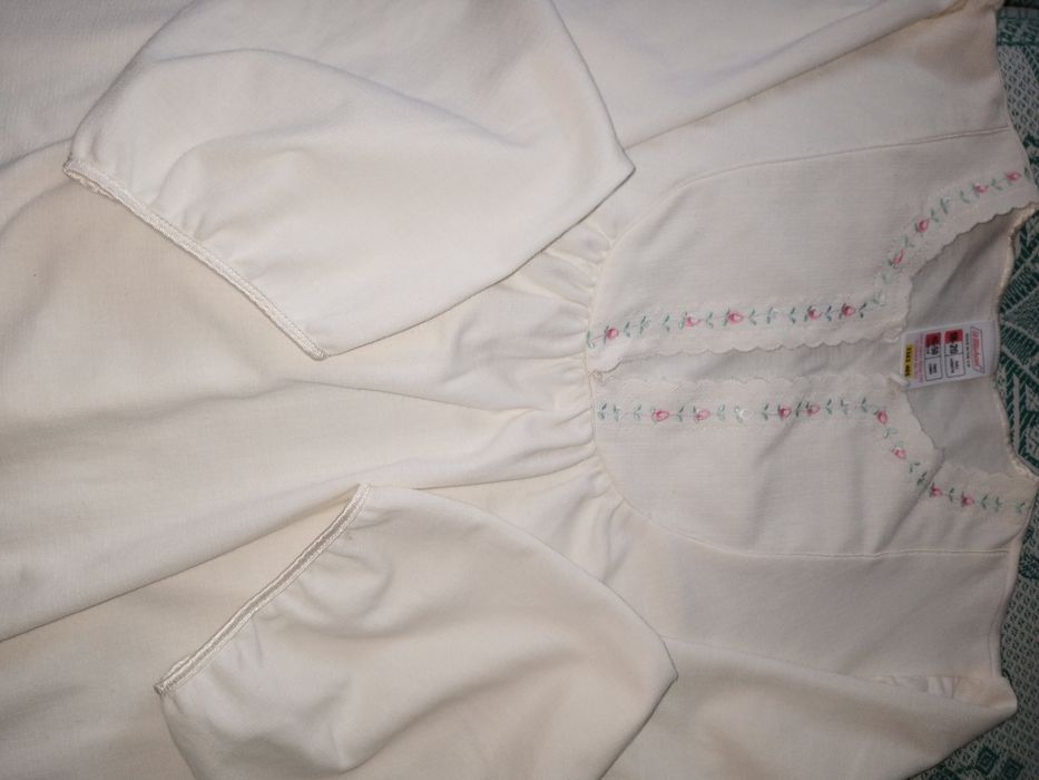 Жіноча нічна сорочка.