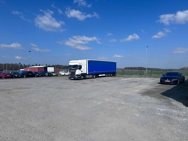 Monitorowany parking TIR/BUS przy S8, przy zjeździe, łatwy dojazd.