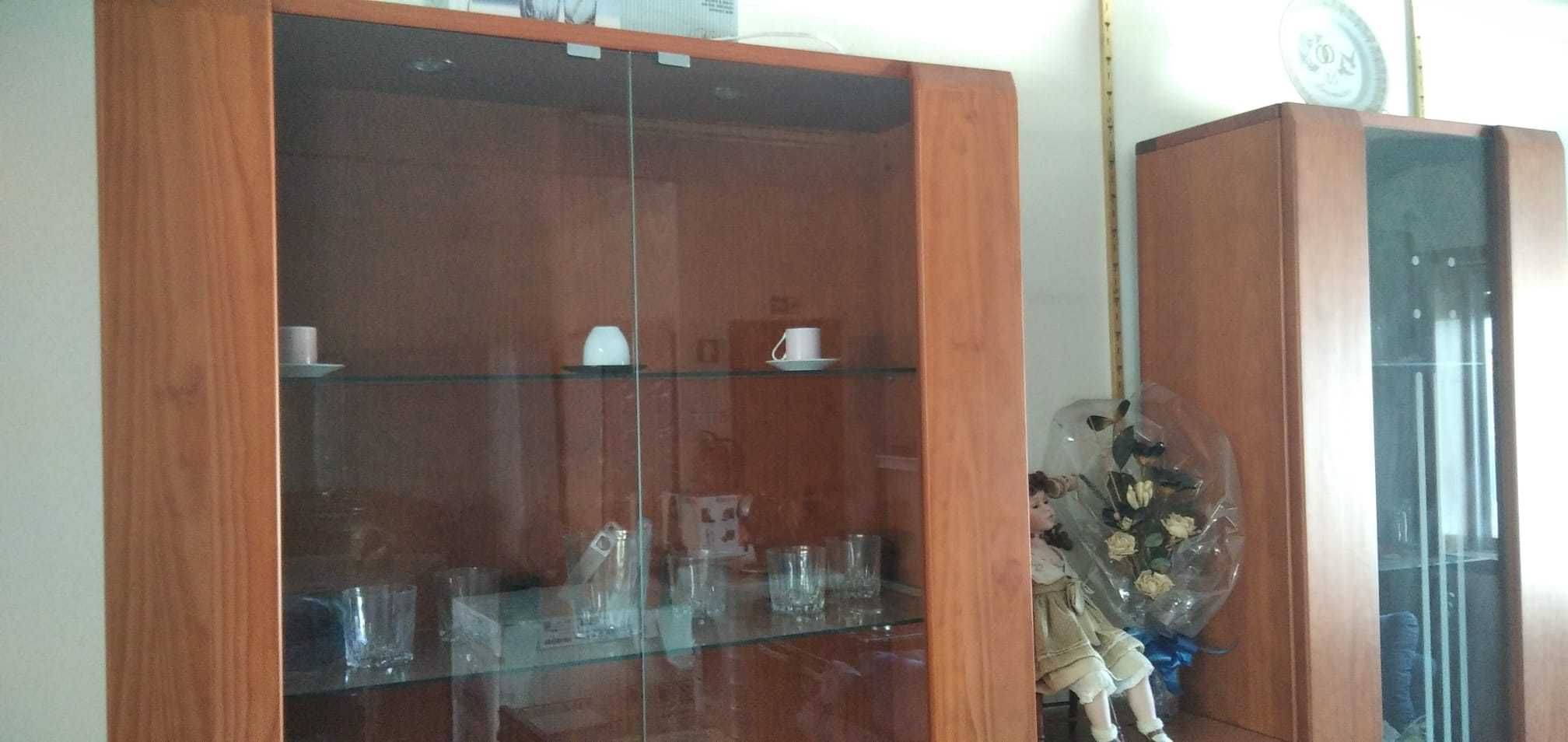 Vitrine de sala de jantar em Cerejeira em bom estado