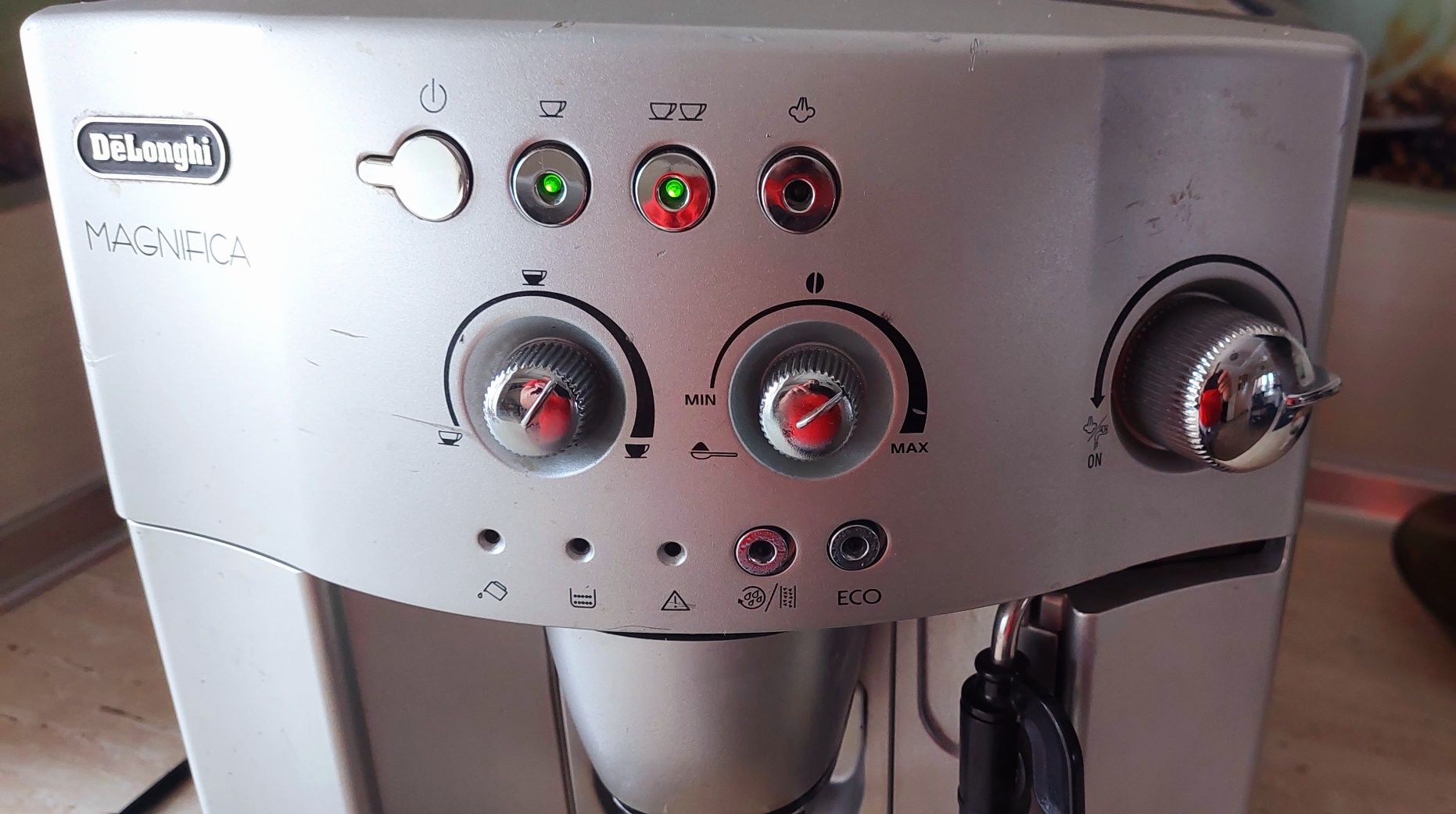 Автоматична кавомашина Delonghi Magnifica ESAM 4200