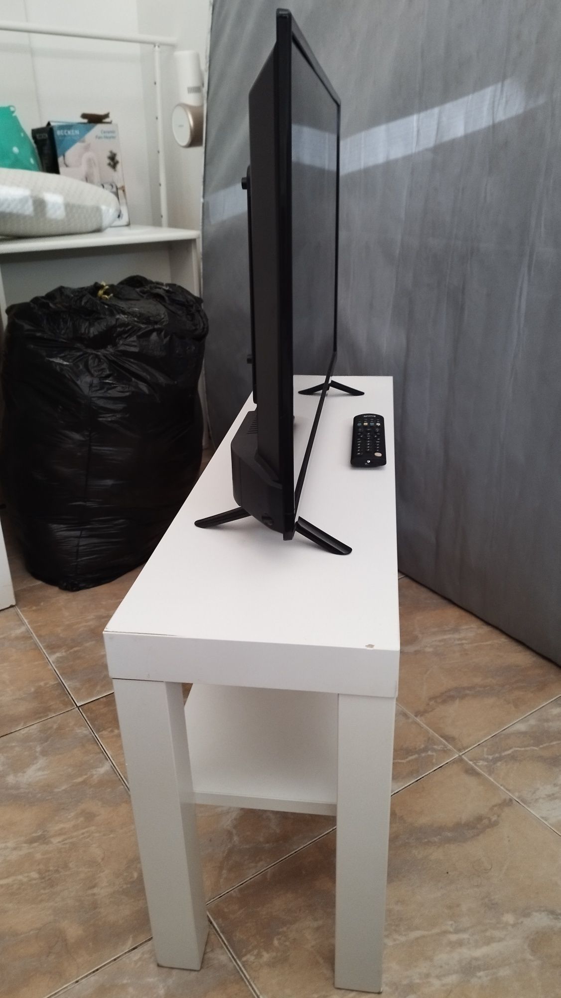 Vendo Tv Kunft 32" com móvel incluído