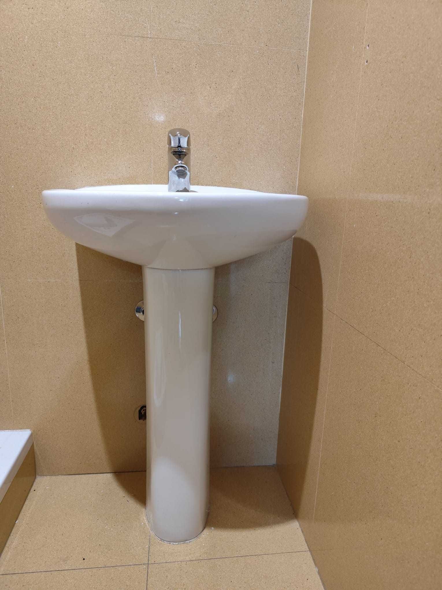 Lavatório de pé ROCA com Torneira ROCA