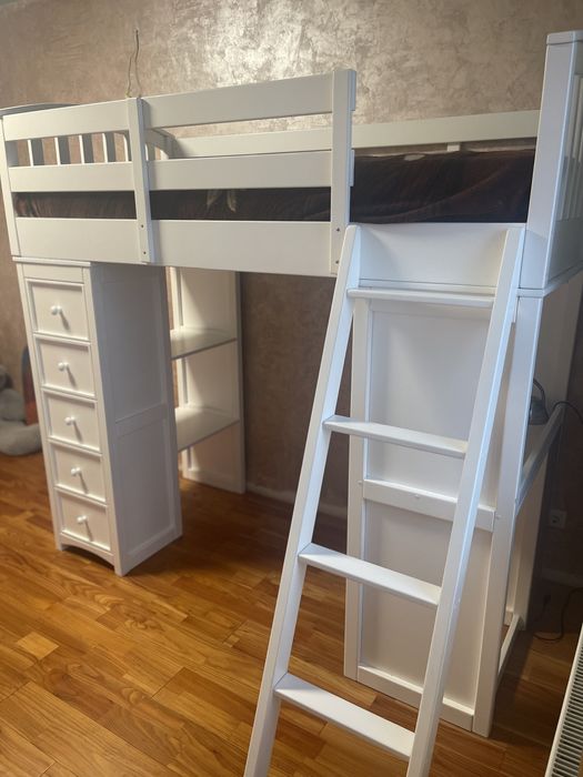 Дитяче ліжко із столиком