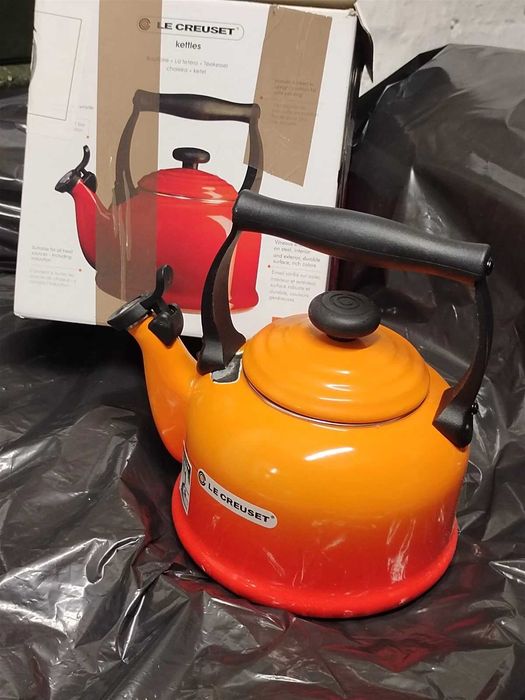 Le Creuset stovetop kettle, 2.1 liters (damaged in warehouse) New