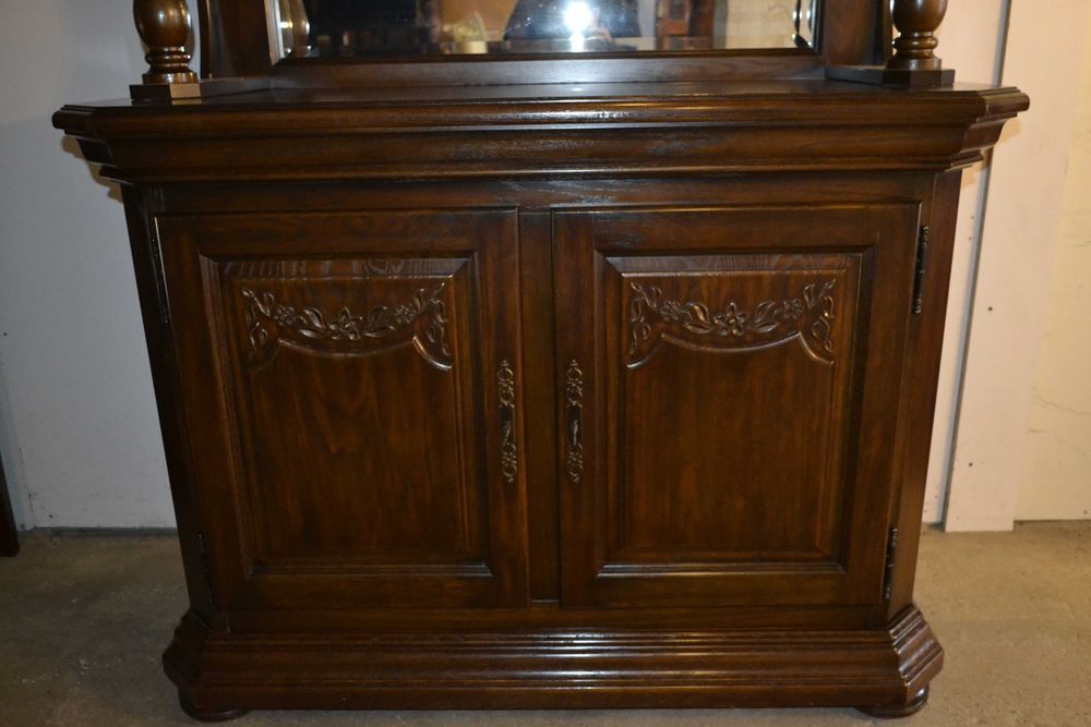 kredens stylowy . kryształy . dąb