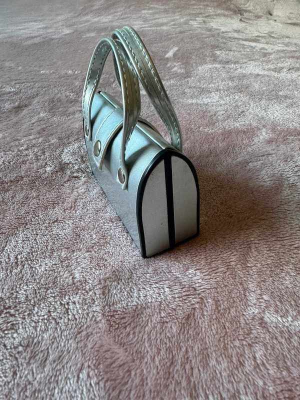 Mini bolsa com utensílios de manicure