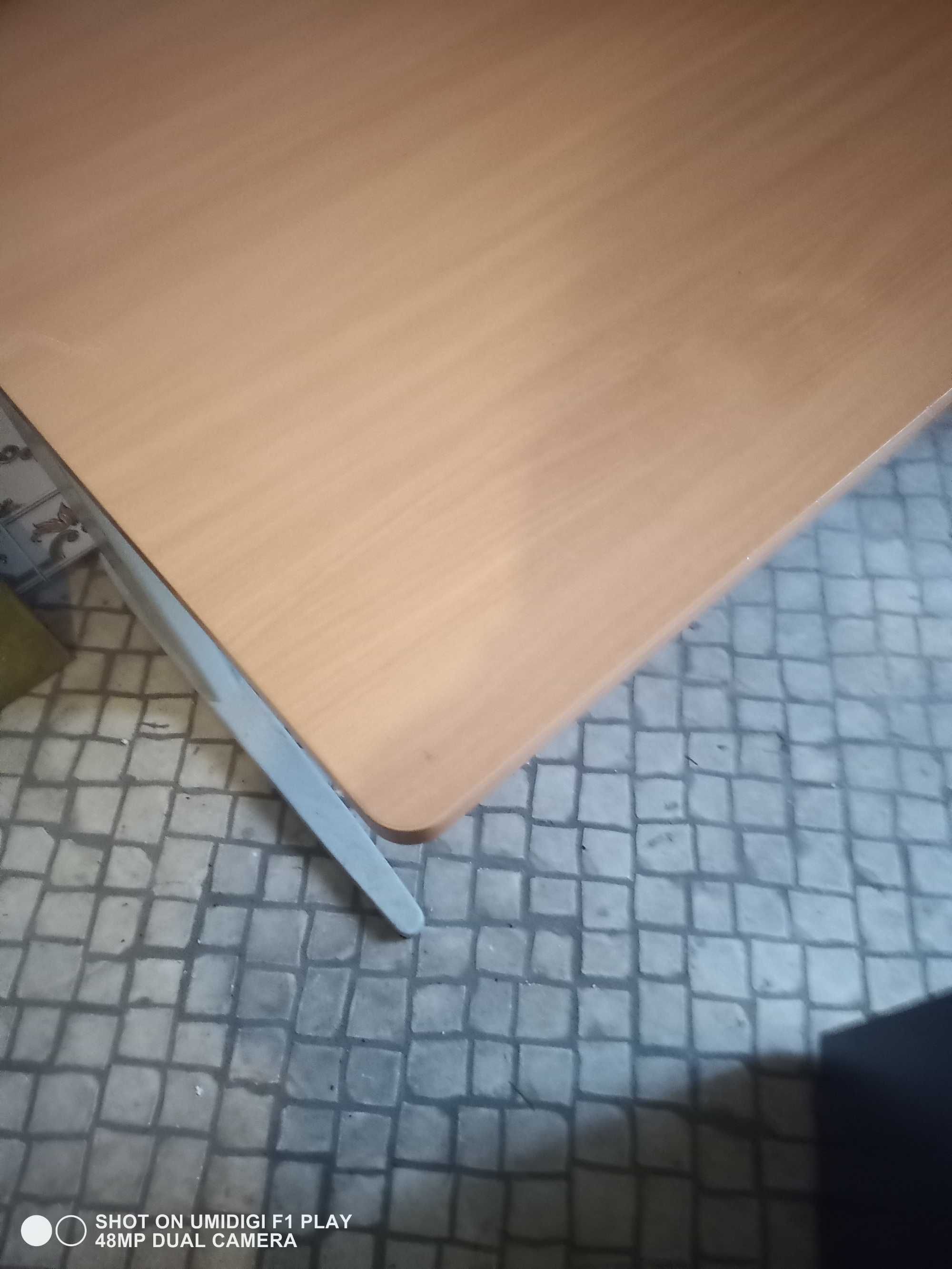 Mesa de escritório e módulo com gavetas