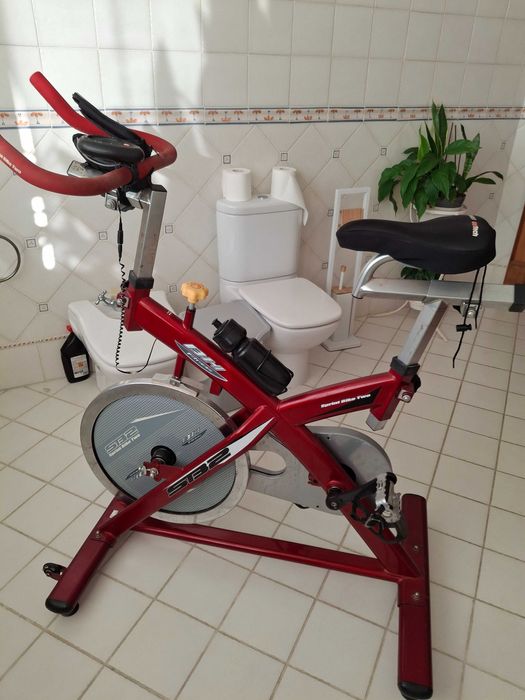 bicicleta estática quase nova