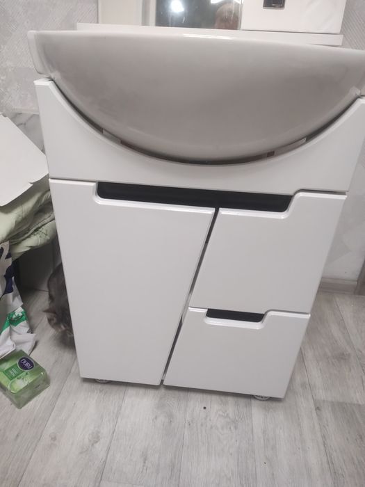 Раковина з тумбою в ванну кімнату та верхня шафа