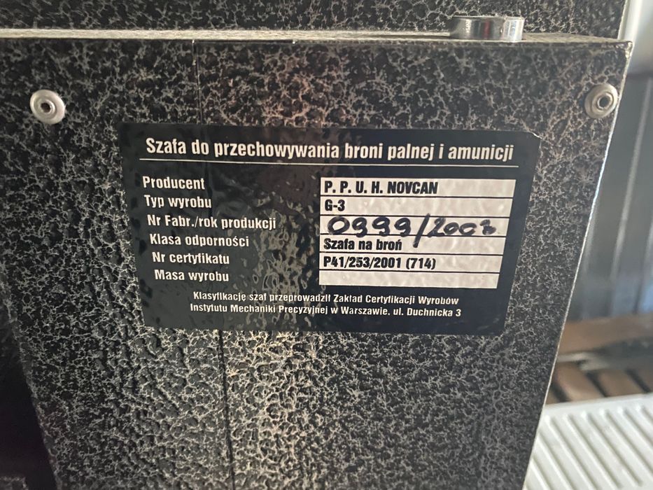 Szafa na broń używana 125 cm wysokosci 55 cm szerokosci 35 cm gleboka