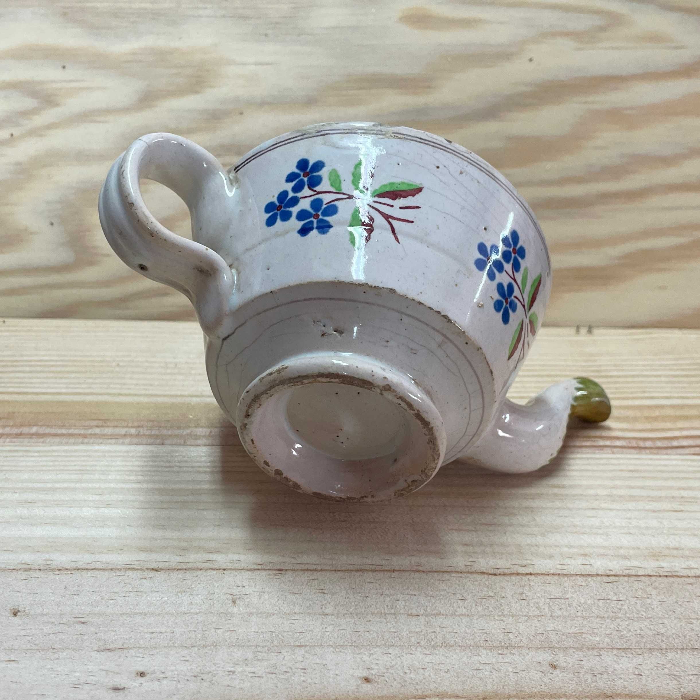 Bica de Caldo em Faiança com Pequeno Restauro