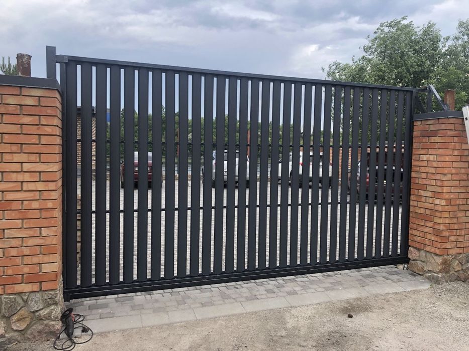 Відкатні та розсувні ворота, автостоянки, поручні, огорожі, двері