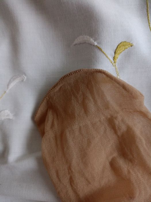 Cienkie beżowe rajstopy.