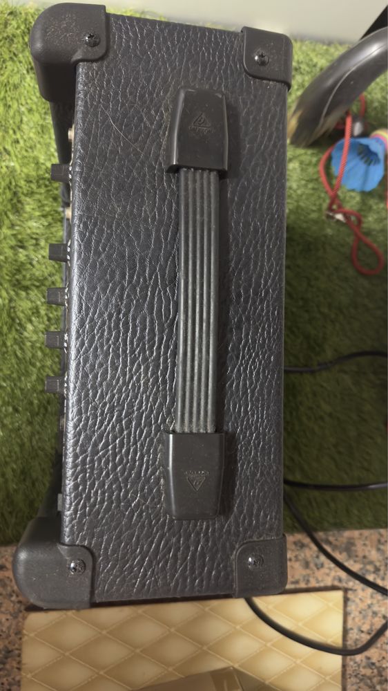 Amplificador BEHRINGER