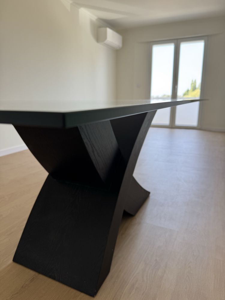 Mesa de vidro de sala com base preta