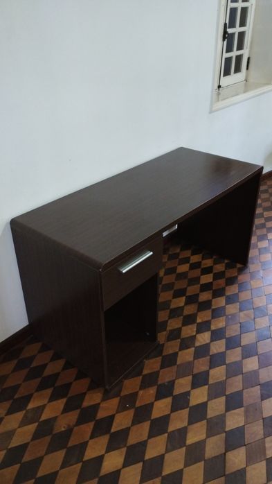 Secretária em Madeira, com Sinais de Uso