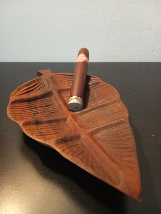 Original Cinzeiro em madeira esculpida à mão, forma de folha e charuto
