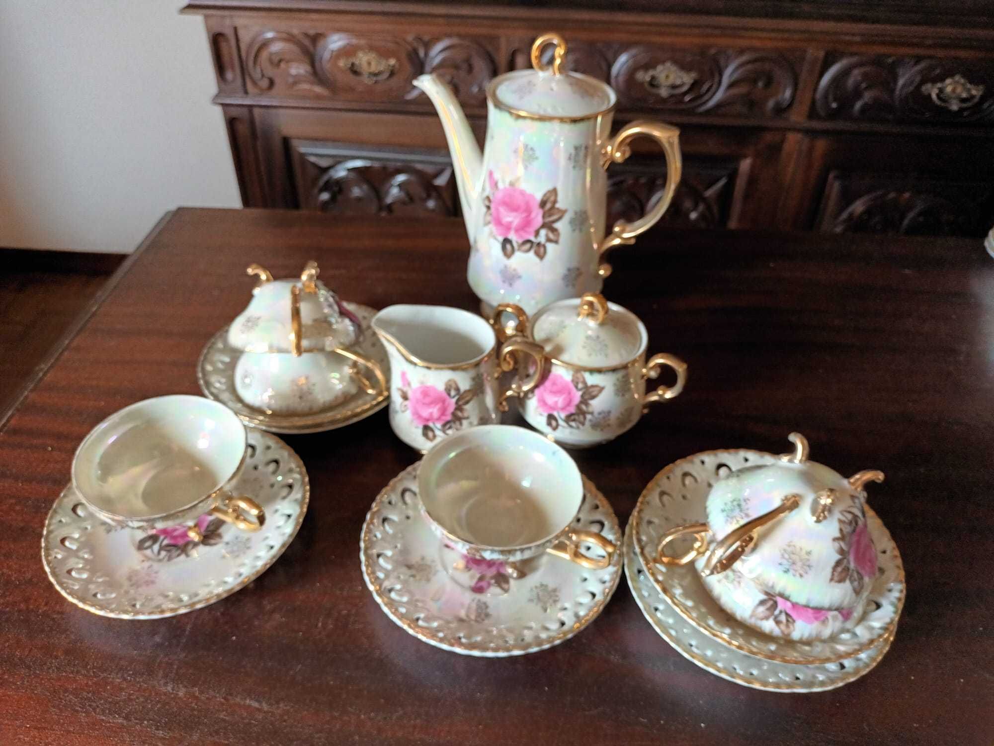 Serviço de chá em porcelana com pratos de bolo