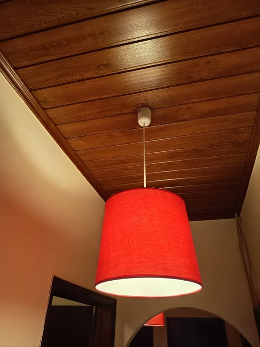 Vendo 2 candeeiros de teto, cor vermelha