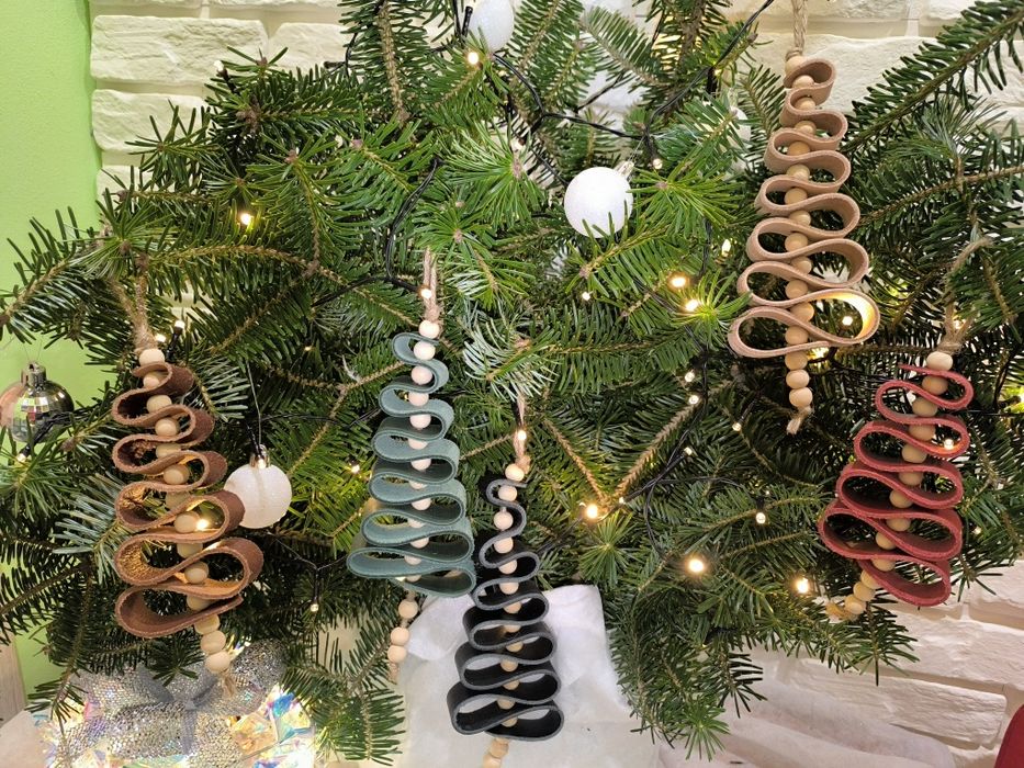 Ręcznie robiona ozdoba świąteczna – ozdoba ze skóry i drewna