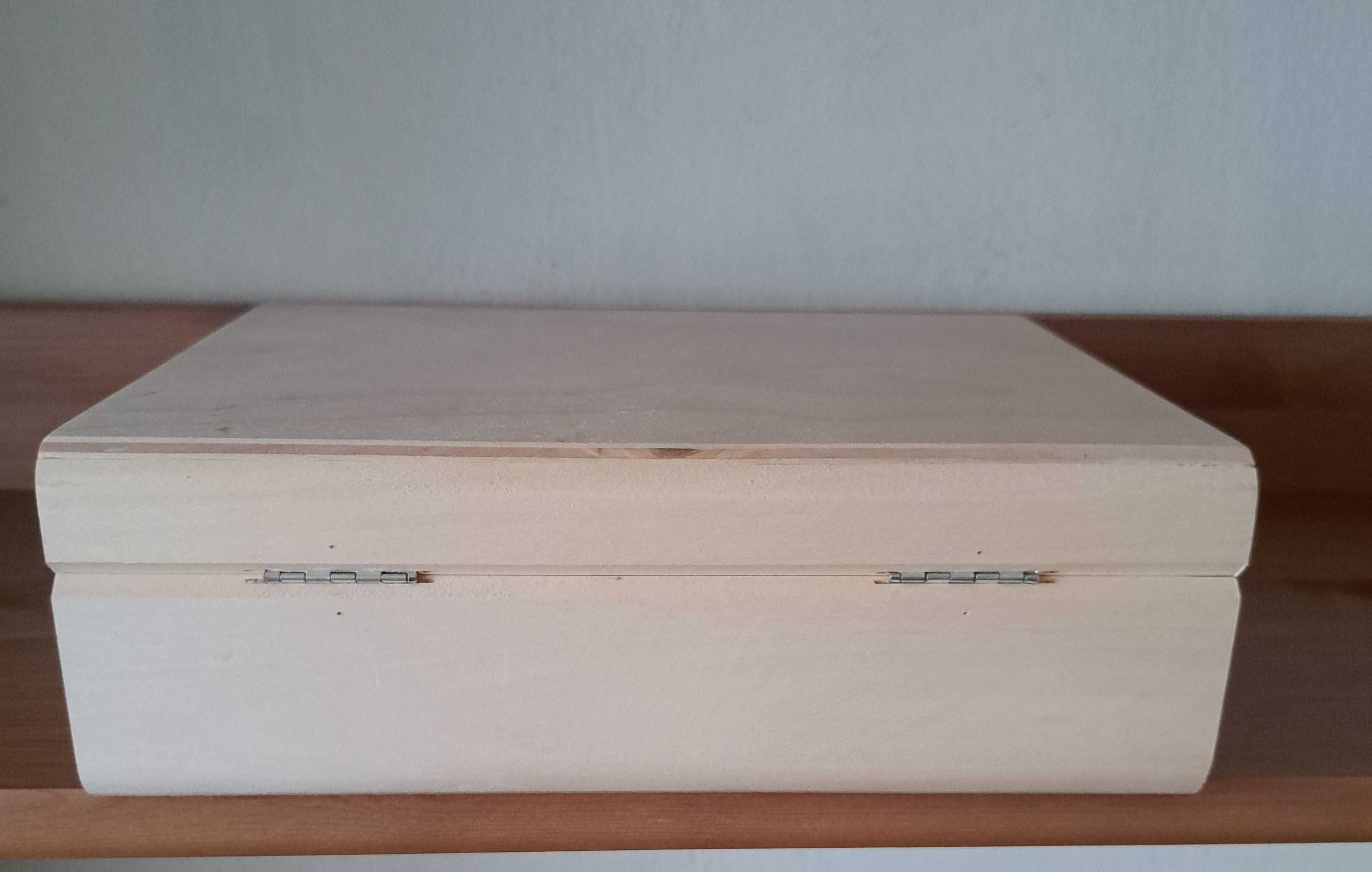 Drewniane pudełko w kształcie książki