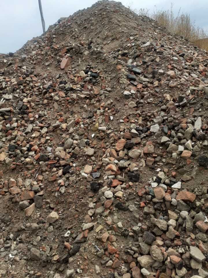 Czarnoziem, piasek, ziemia, miał granitowy, beton Rm, podbudowa, gruz