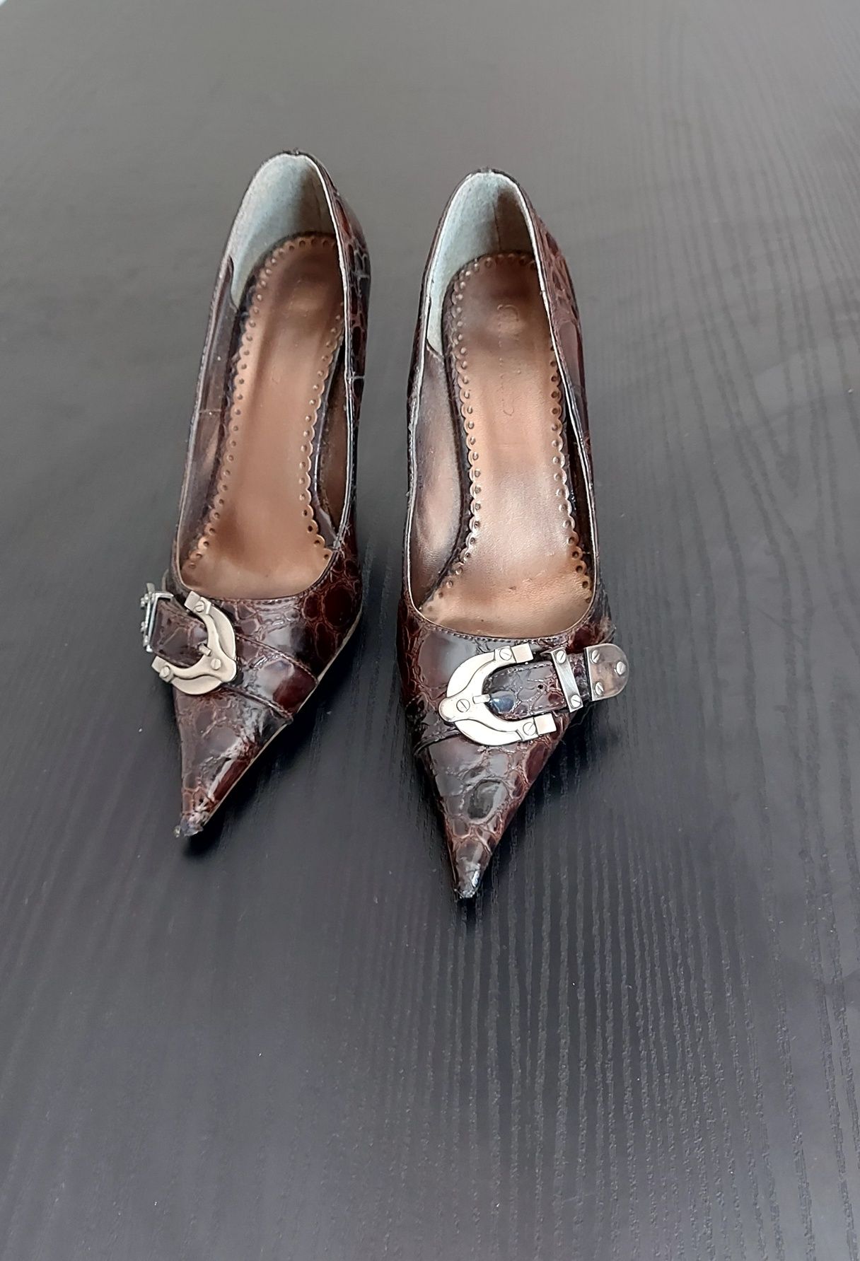 Sapatos de salto alto.