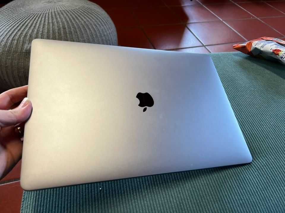 Macbook Pro 16 2.4 GHZ 32GB / 2TB