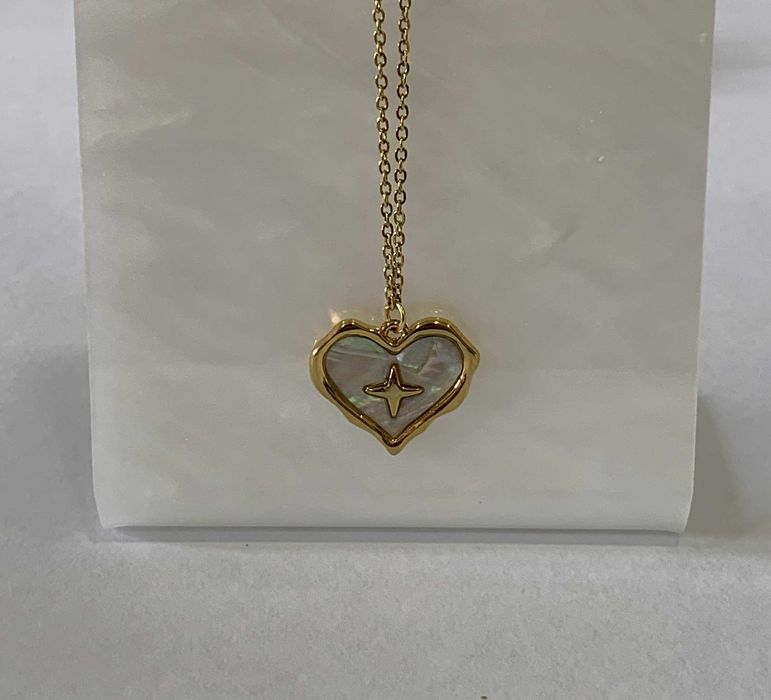 Colar minimalista em aço inoxidável c/ pingente coração transparente