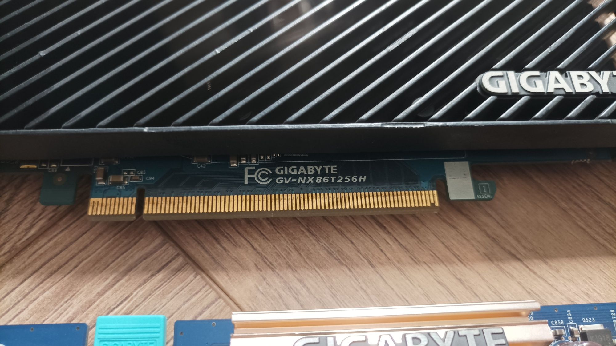 Karta graficzna Gigabyte + kości pamięci i karta WiFi