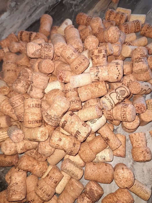 Пробки від шампанського та вина