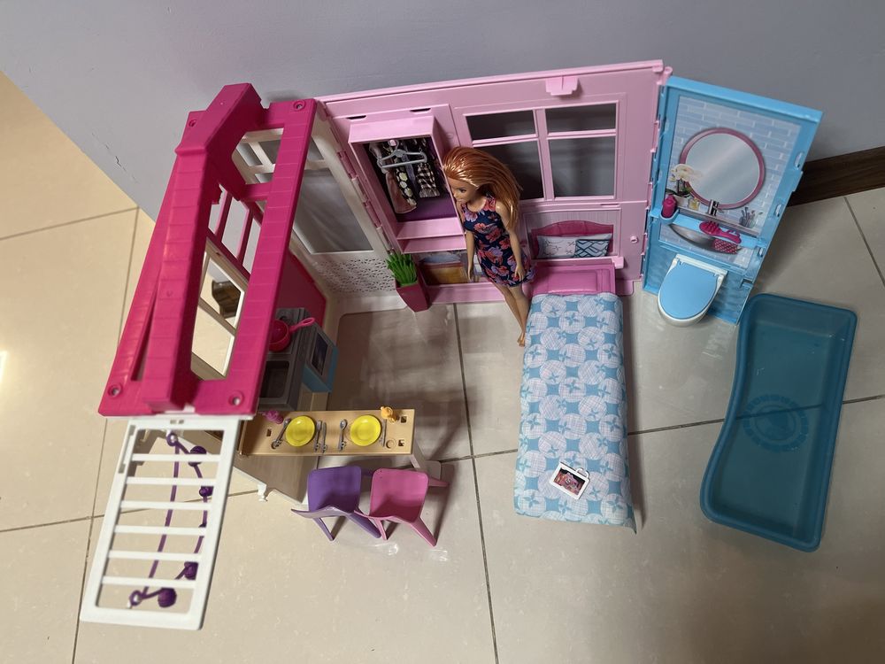 Mattel Składany domek dla Barbie z lalką i akcesoriami